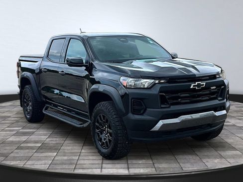 Used 2024 Chevrolet Colorado Trail Boss w/ Technology Package AWD/4WD image 3