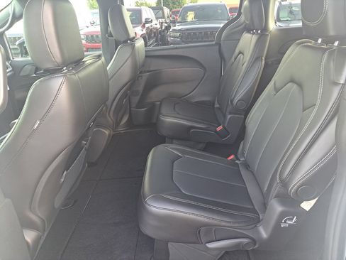 New 2026 Chrysler Pacifica Select FWD image 25