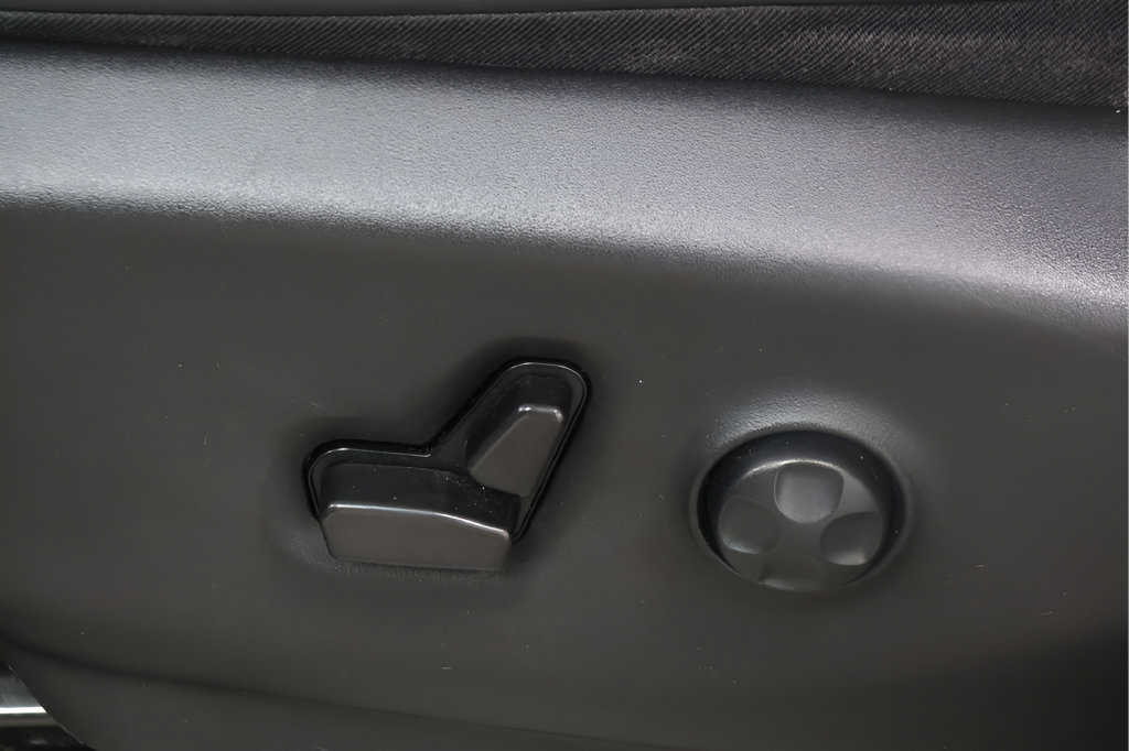 Used 2024 Chrysler Pacifica Touring-L FWD image 17