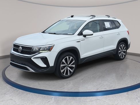 Used 2022 Volkswagen Taos SE image 1