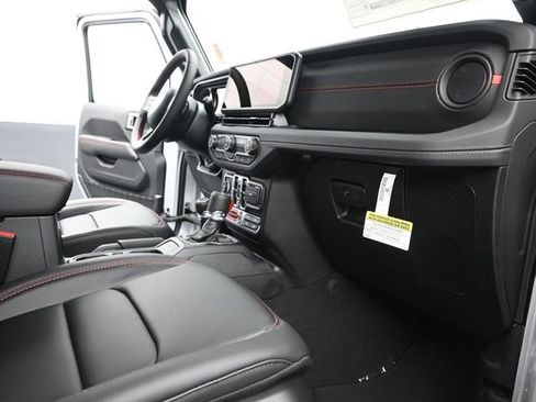 Used 2024 Jeep Wrangler Unlimited Rubicon w/ Capability Package image 23