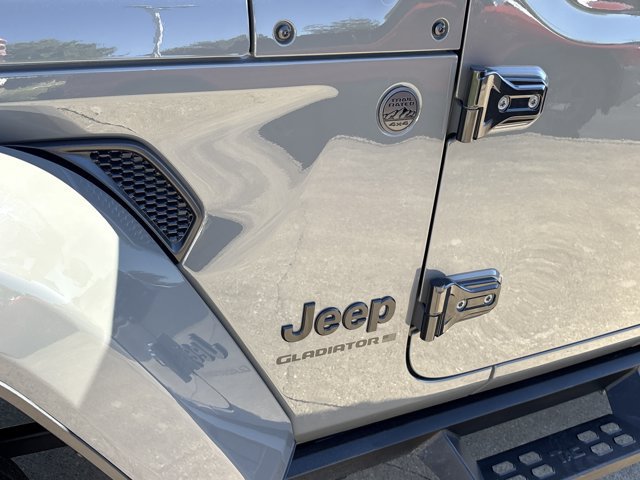 Used 2023 Jeep Gladiator Overland AWD/4WD image 13