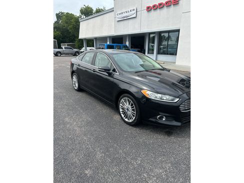 Used 2014 Ford Fusion SE w/ Equipment Group 202A FWD image 2