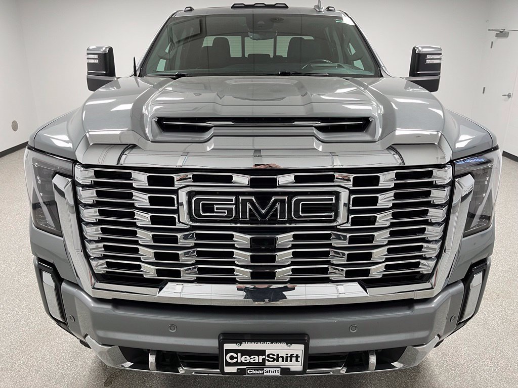 Used 2024 GMC Sierra 3500 Denali w/ Technology Package AWD/4WD image 3