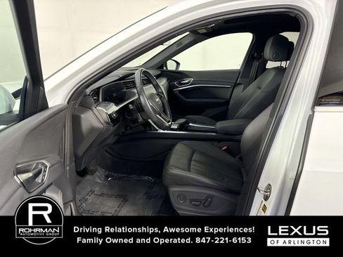 Used 2024 Audi Q8 e-tron Premium Plus image 4