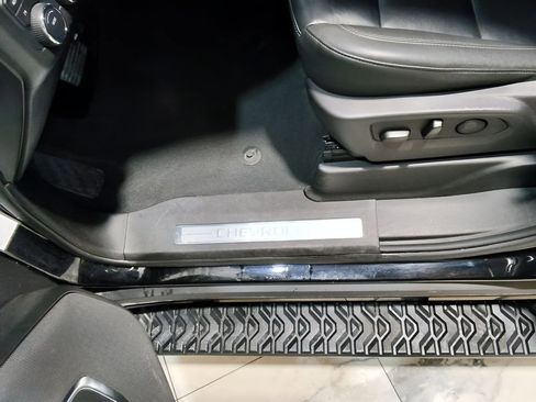 Used 2025 Chevrolet Suburban Z71 image 14