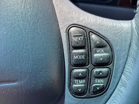 Used 2000 Lincoln Town Car Signature RWD image 18