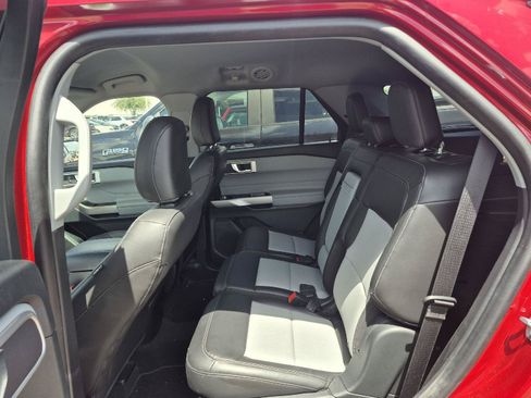 Used 2022 Ford Explorer XLT w/ Equipment Group 202A RWD image 7