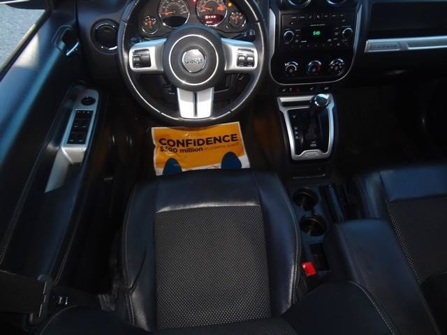 Used 2017 Jeep Compass Latitude FWD image 12