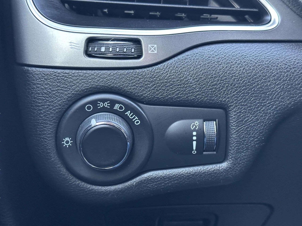 Used 2020 Jeep Cherokee Latitude FWD image 33