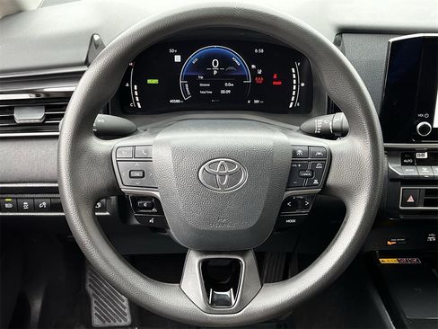 Used 2025 Toyota Camry LE image 11