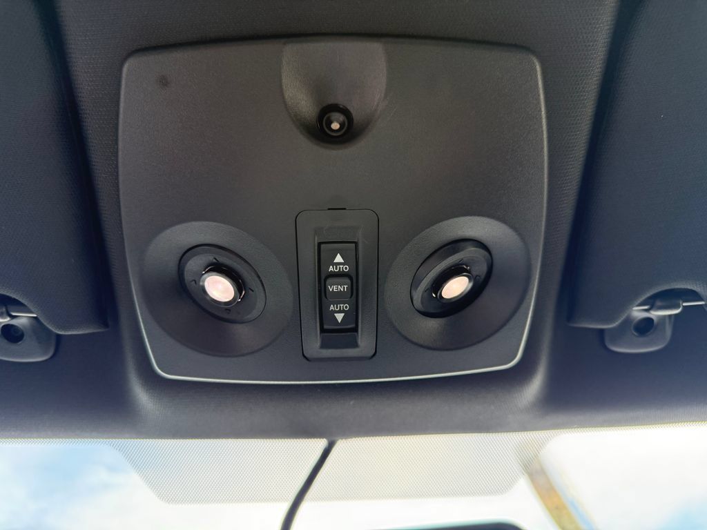 Used 2012 Dodge Avenger SXT FWD image 30