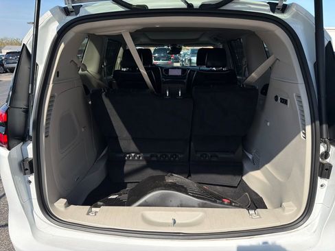 Used 2022 Chrysler Pacifica Limited AWD/4WD image 19