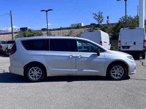 Used 2024 Chrysler Pacifica Touring-L FWD image 3