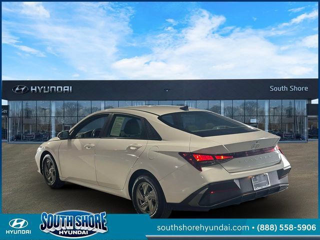 Certified 2024 Hyundai Elantra SE FWD image 8