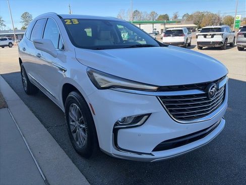 Used 2023 Buick Enclave Essence image 4