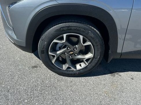 New 2026 Chevrolet Trax LT w/ Sunroof Package image 9