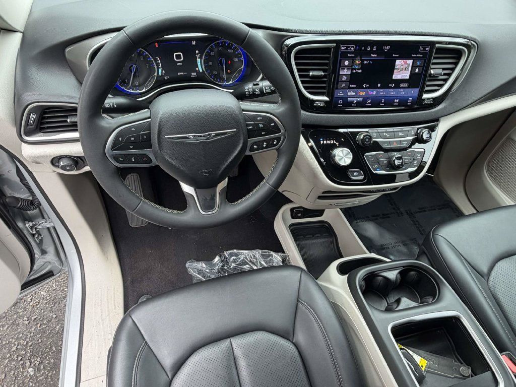 Used 2024 Chrysler Pacifica Touring-L FWD image 16