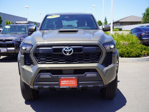 Used 2025 Toyota Tacoma TRD Sport AWD/4WD image 7