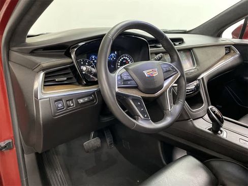 Used 2017 Cadillac XT5 Platinum image 2