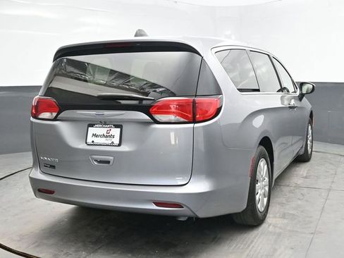 Used 2020 Chrysler Voyager L FWD image 6