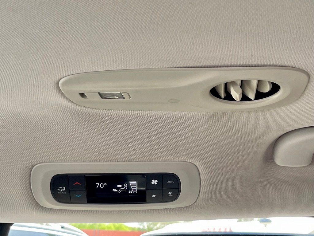 Used 2018 Chrysler Pacifica Touring-L FWD image 38