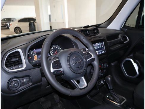 Used 2021 Jeep Renegade Latitude FWD image 10