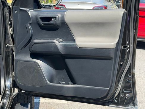Used 2018 Toyota Tacoma SR image 33