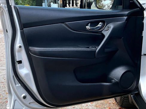 Used 2020 Nissan Rogue SV image 26