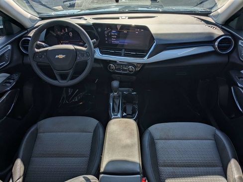 Used 2025 Chevrolet Trax LT FWD image 14