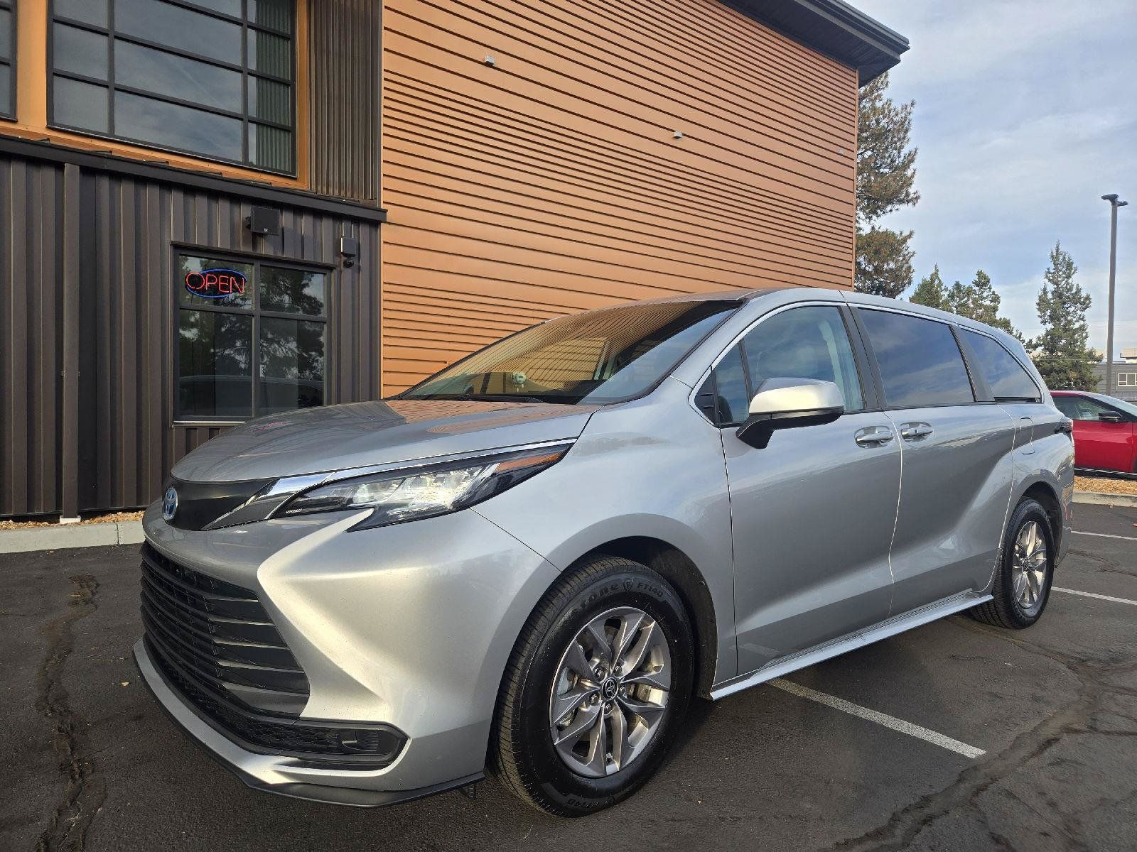 Used 2023 Toyota Sienna LE FWD image 1