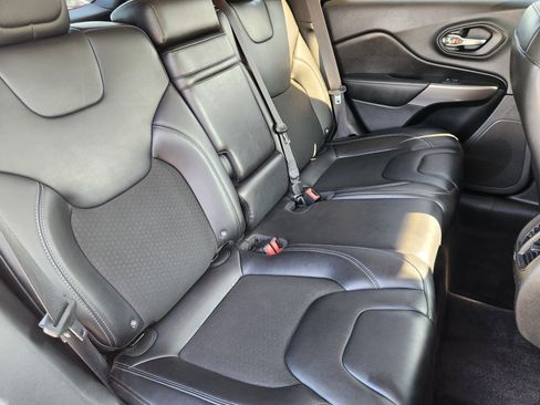 Used 2019 Jeep Cherokee Latitude Plus w/ Comfort/Convenience Group AWD/4WD image 16