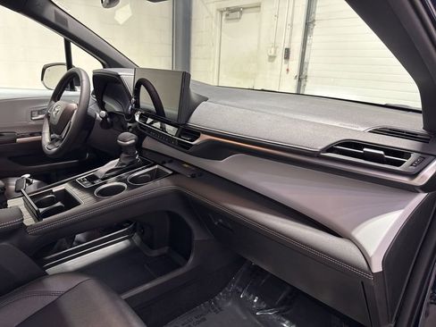 Used 2025 Toyota Sienna XSE image 40