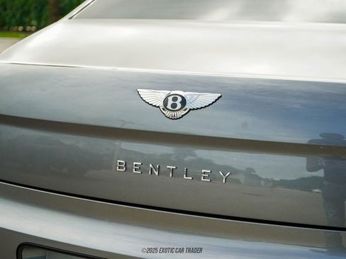 Used 2022 Bentley Flying Spur Plug-In Hybrid image 88