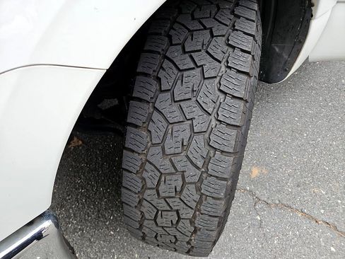 Used 2018 Nissan Titan SV image 25