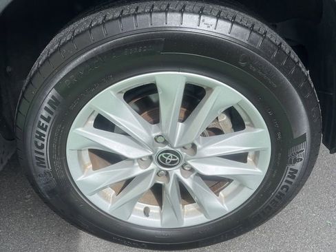 Used 2022 Toyota Corolla Cross LE image 9