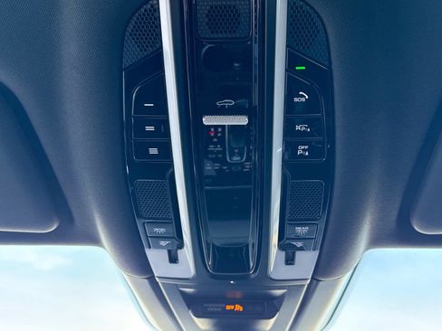 Used 2023 Porsche Cayenne Coupe image 25