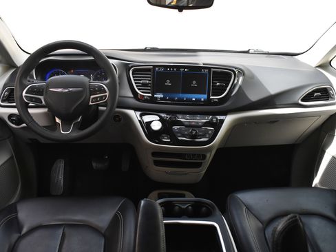 Used 2024 Chrysler Pacifica Touring-L FWD image 27
