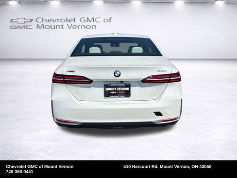 Used 2026 BMW 530i xDrive w/ Premium Package AWD/4WD image 4