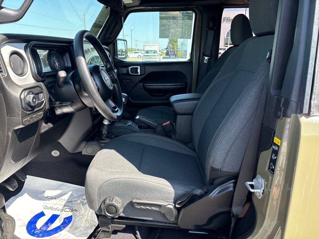 Used 2025 Jeep Wrangler Sport AWD/4WD image 9