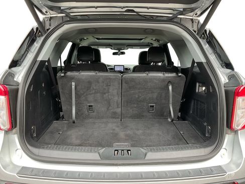 Used 2022 Ford Explorer XLT w/ Equipment Group 202A AWD/4WD image 11