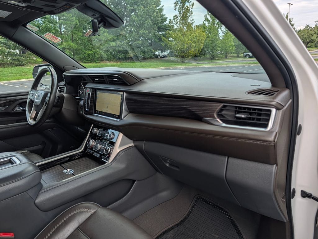 Used 2021 GMC Yukon Denali w/ Denali Premium Package AWD/4WD image 10