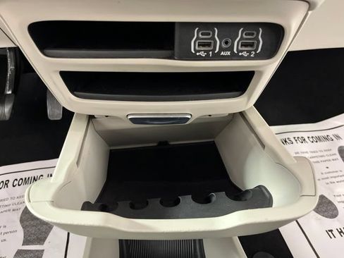 Used 2023 Chrysler Pacifica Touring-L FWD image 28