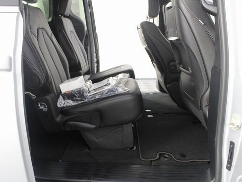 New 2026 Chrysler Pacifica Select image 23