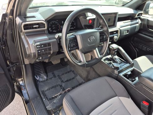 Used 2025 Toyota Tacoma TRD Off-Road AWD/4WD image 17