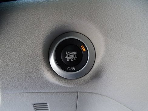 Used 2024 Chrysler Pacifica Touring-L FWD image 21