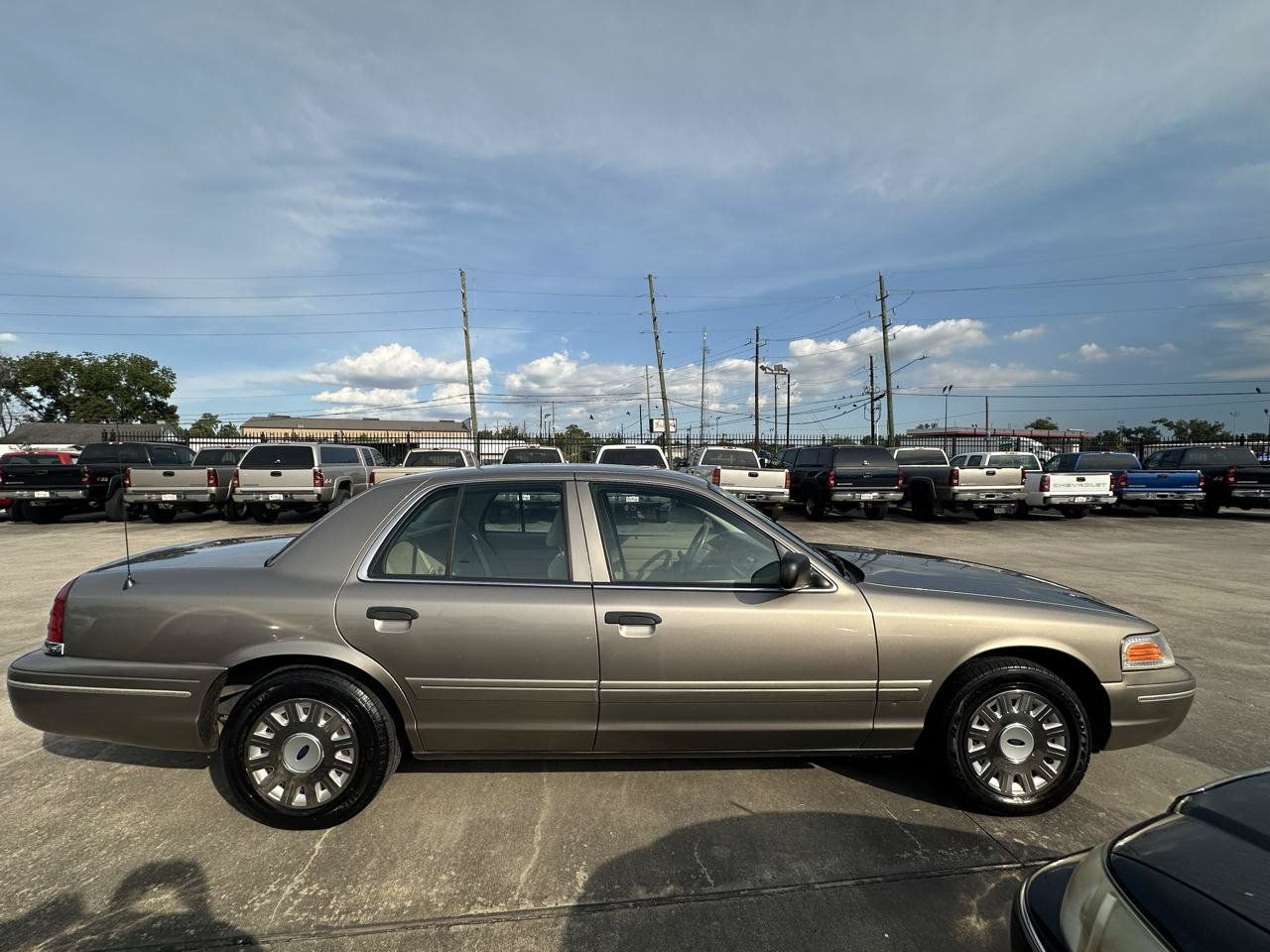 Used 2005 Ford Crown Victoria RWD image 6
