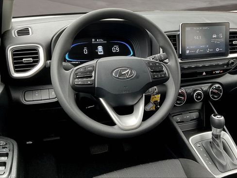 Certified 2025 Hyundai Venue SE image 8