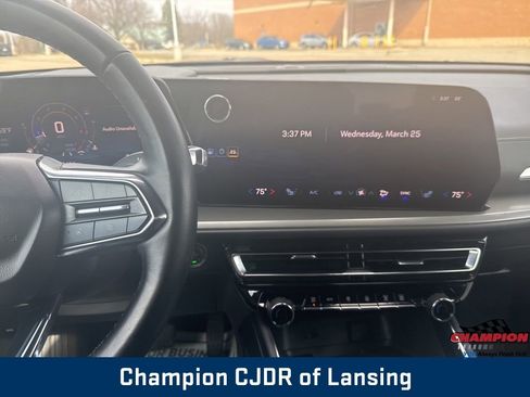 Used 2024 Chevrolet Traverse LT image 32