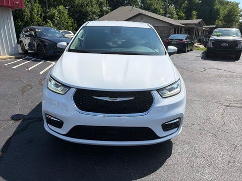 Used 2023 Chrysler Pacifica Touring-L FWD image 2